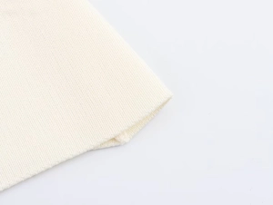 Dettaglio della trama in maglia crema e finitura dell'orlo di alta qualità su un gilet