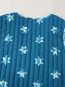 Detail einer dunkelblauen Steppweste mit hellblauen Sternmustern aus weicher Baumwolle