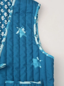 Detailansicht der blauen Steppweste mit hellblauen Sternmustern und floraler Paspelierung