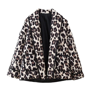 Giacca trapuntata leopardata da donna con bordi neri e ampie tasche laterali capienti