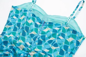 Détail d'une mini robe à imprimé géométrique avec bretelles chaîne transparente