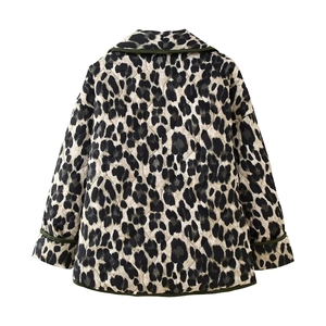 Vista posteriore della giacca trapuntata leopardata da donna con bordo verde e cuciture
