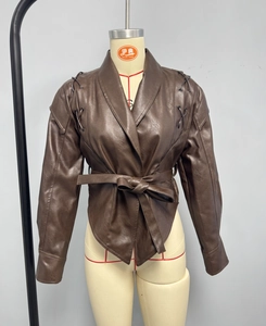 Détail de veste en similicuir marron avec épaules lacées et ceinture à la taille