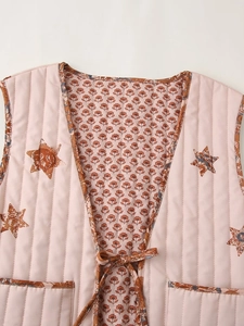 Detailansicht der gesteppten Weste in Rosa mit Sternmuster und Blumenkante zum Wenden