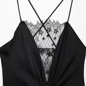 Robe élégante en satin noir avec décolleté en V profond, dentelle étoilée et paillettes