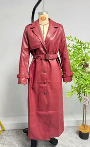 Détail d'un trench-coat en cuir PU bordeaux avec ceinture et grands boutons