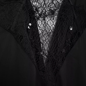 Robe noire élégante à col en V avec détails en dentelle et broderie de paillettes