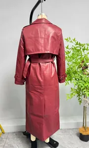 Vue détaillée du dos du trench-coat en cuir bordeaux avec bavolet et ceinture