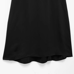Robe noire élégante pour femme avec ourlet incurvé stylé et finition mate et lisse