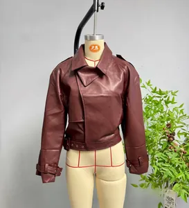Détails du blouson moto bordeaux avec revers et boucles de ceinture réglables à la taille