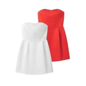 Dettaglio di mini abiti a trapezio senza spalline in rosso e bianco con scollo a cuore