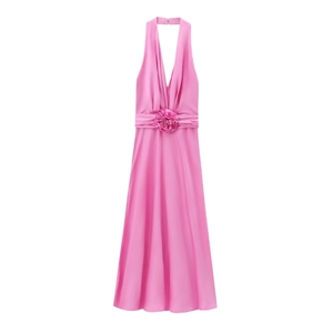 Robe midi licou en satin rose avec détail floral à la taille et coupe évasée élégante