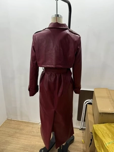 Détail du trench-coat en similicuir bordeaux avec bavolet et fente au dos de la veste