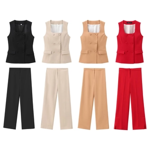 Dettaglio del set gilet con bottoni e pantaloni a gamba dritta in quattro varianti