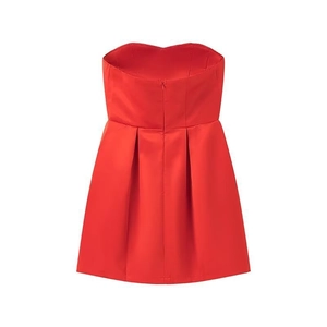 Elegante mini abito rosso senza spalline con zip posteriore e dettagli a pieghe ampie