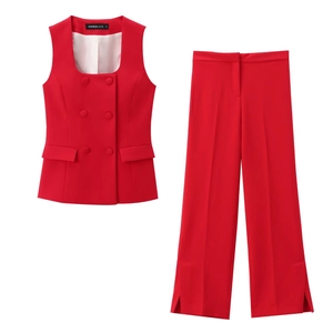 Completo due pezzi rosso da donna con gilet doppiopetto e pantaloni a gamba larga