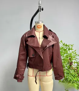 Détail de la veste en similicuir bordeaux avec grand col et boucles aux poignets