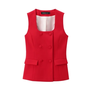 Dettaglio del gilet rosso doppiopetto con bottoni decorativi e tasche con patta