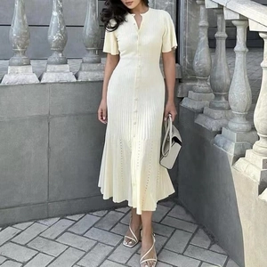 Elegante abito midi in maglia a coste color crema con maniche corte e bottoni