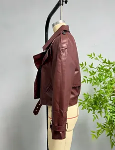 Vue détaillée du blouson motard en cuir bordeaux avec col à revers et ceinture à la taille