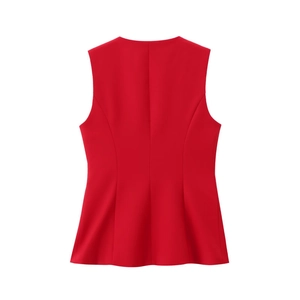 Vista posteriore di un gilet rosso senza maniche con cuciture principessa e taglio slim
