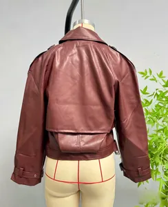 Détail du dos d'une veste en simili cuir bordeaux avec bavolet et pattes d'épaule