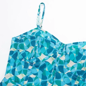 Mini robe d'été 2024 imprimé géométrique bleu, décolleté en cœur et chaînes en acrylique