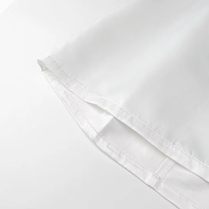 Vista macro dettagliata dell'orlo in tessuto bianco con cuciture di finitura professionale