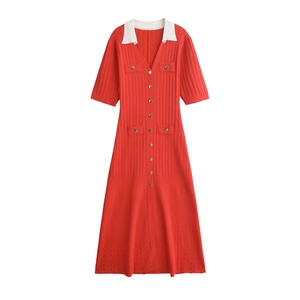 Robe midi en tricot rouge à manches courtes avec col en V blanc contrasté et boutons métalliques