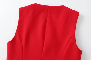 Dettaglio del colletto posteriore del gilet rosso con trama fine e cuciture precise