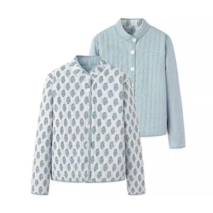 Giacca trapuntata reversibile da donna con stampa a foglie blu e design a righe sottili
