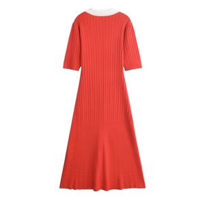 Robe élégante en maille rouge avec col contrasté blanc et texture à côtes verticales