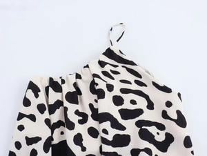 Detail der Bluse mit Leopardenmuster, asymmetrischem Ausschnitt und dünnem Träger