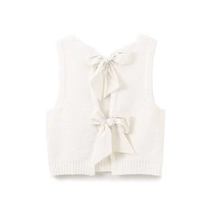 Dettaglio di un gilet bianco a maglia con due fiocchi e design a schiena aperta