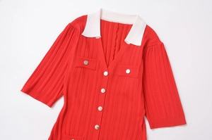 Détail de robe en tricot rouge avec col blanc contrasté et boutons argentés décoratifs