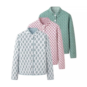 Tre colori di giacche trapuntate reversibili a fiori con collo alto e bottoni