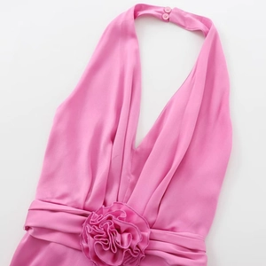 Robe midi en satin rose avec col licou et grande fleur décorative en 3D à la taille