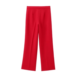 Dettaglio dei pantaloni rossi a vita alta con gamba larga e piega centrale definita
