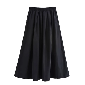 Détail de la taille haute élastique et de la texture plissée de cette jupe mi-longue noire