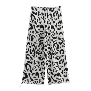 Detailansicht der High-Waist-Hose mit Tierprint, weitem Bein und Kordelzug am Saum