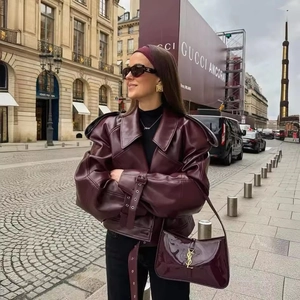 Détail de la veste oversize en similicuir bordeaux avec revers larges et épaulettes