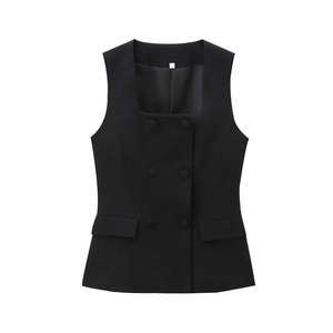Dettaglio del gilet nero sartoriale con scollo quadrato e bottoni a doppio petto