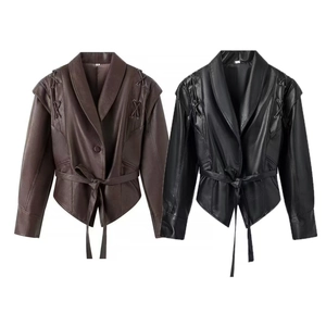 Détail de vestes en similicuir avec ceintures et laçage aux épaules en noir et marron