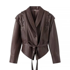 Détail d'une veste en cuir PU marron foncé avec laçage croisé distinctif sur les épaules