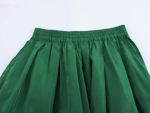 Détail de la taille élastique et des poches latérales sur jupe midi plissée vert foncé