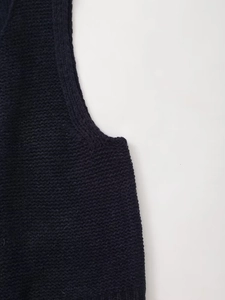 Dettaglio della trama a maglia grossa e cucitura rinforzata sul gilet donna blu scuro