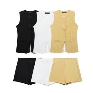 Ensemble gilet sans manches et short taille haute pour femme en noir, blanc et kaki