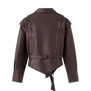Vue arrière veste en cuir PU marron foncé avec détails lacés et ourlet irrégulier