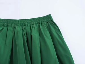 Vue détaillée d'une jupe midi vert émeraude avec taille élastique et texture plissée