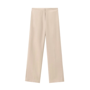 Dettaglio dei pantaloni beige a vita alta con gamba dritta in tessuto liscio